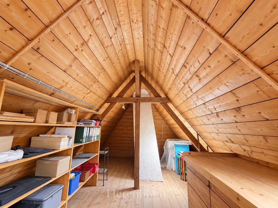 Heller, trockener Dachboden mit Holzvertäfelung