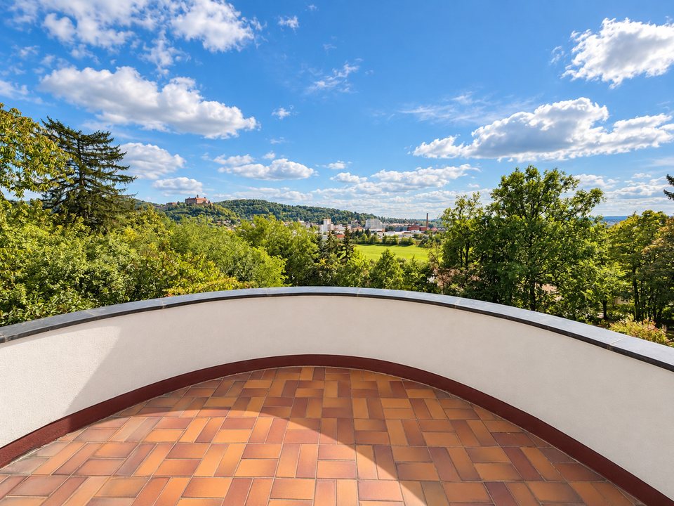 Panoramablick vom Balkon auf Garten & Burg