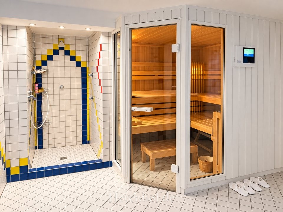 Moderne Wellnessoase mit Sauna und Dusche