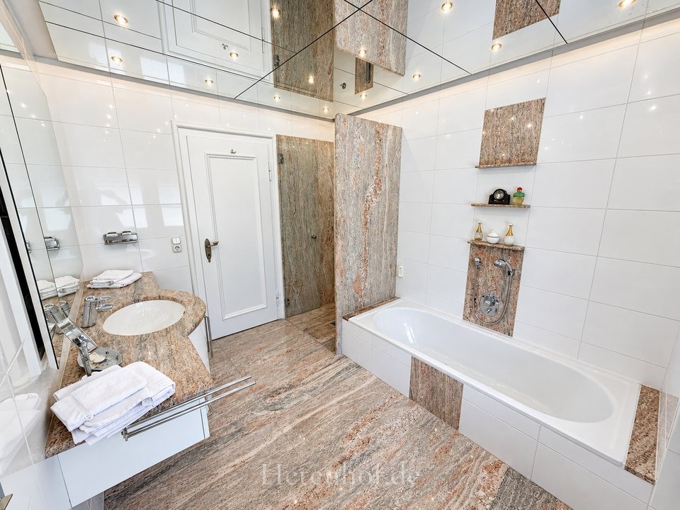 Zeitloses Design im Marmor und italienischen Fliesen   mit Badewanne, ebenerdiger Dusche  und Fußbodenheizung