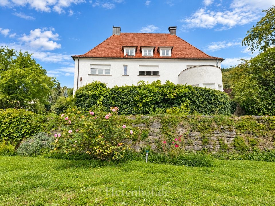 Villa aus Gartensicht