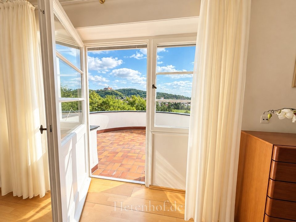 Großer Balkon mit Burgblick