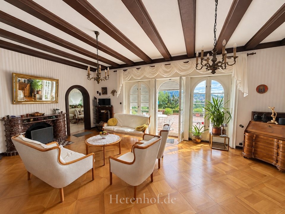 Kaminzimmer mit Terrassenzugang