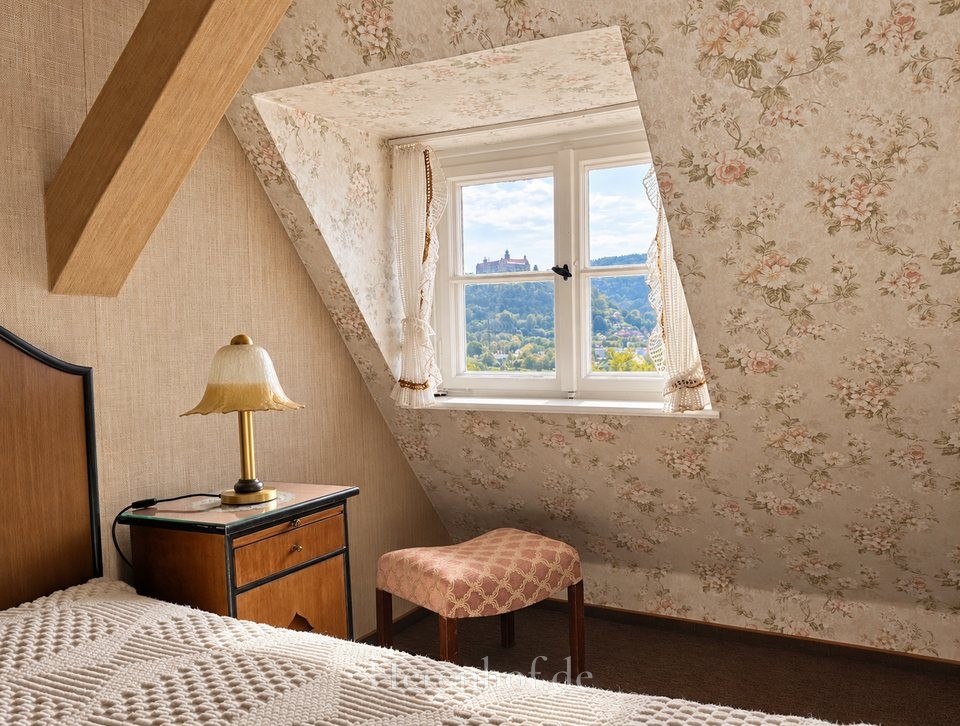 Gästezimmer mit historischer Einrichtung und grandiosem Burgblick