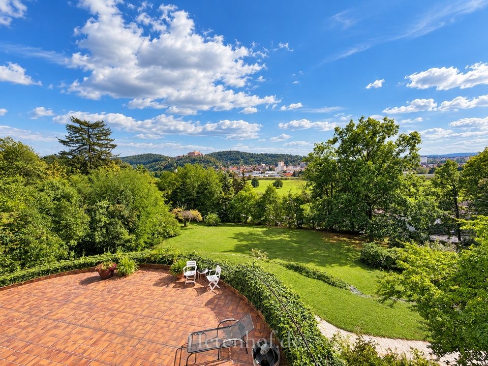 Panoramablick über Garten aus dem Gästezimmer