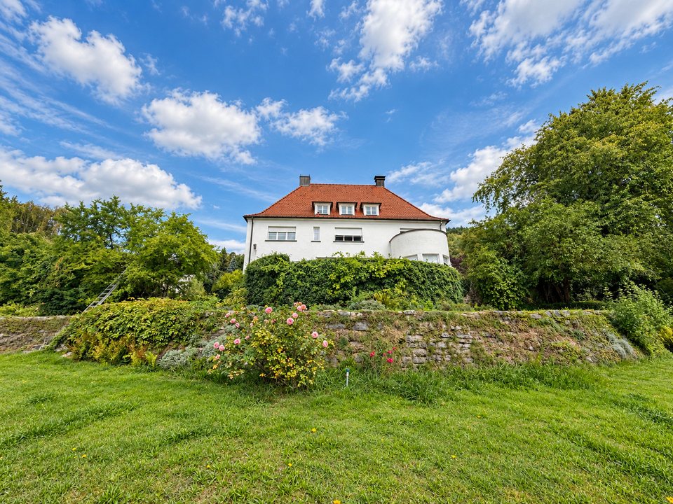 Gartenfassade des Hetenhofs mit Walmdach und vorgelagerter Gartenanlage.