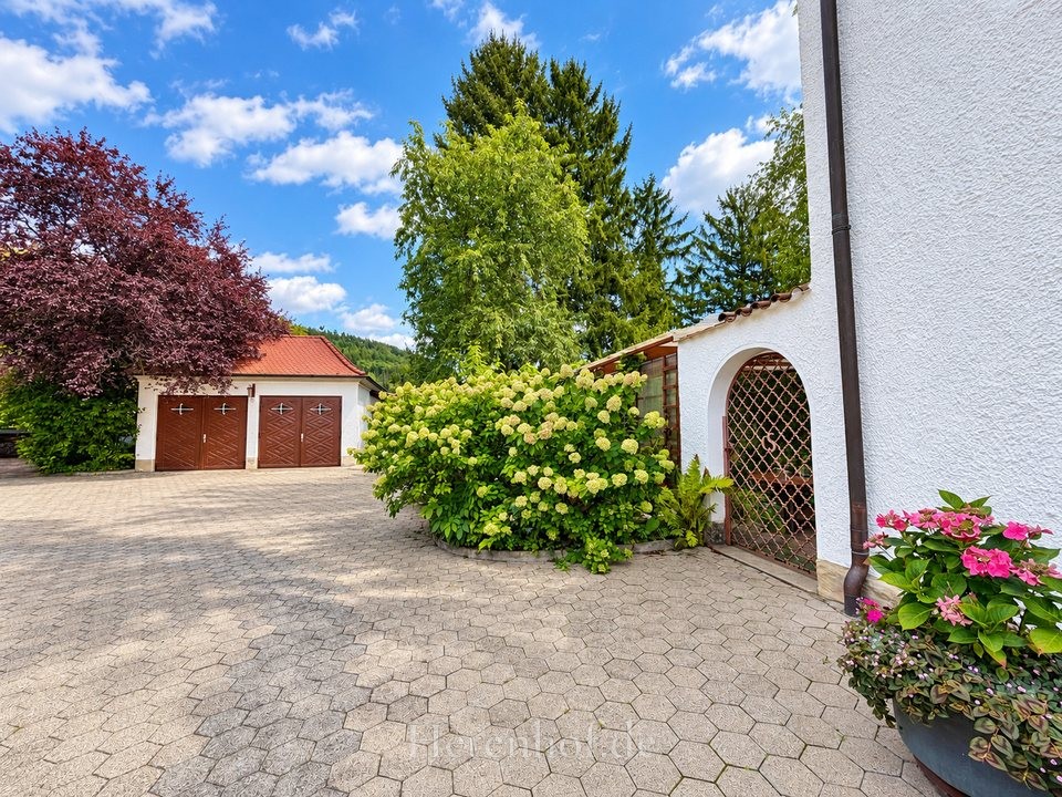 Hof mit Doppelgarage und Zugang zum Rosengarten
