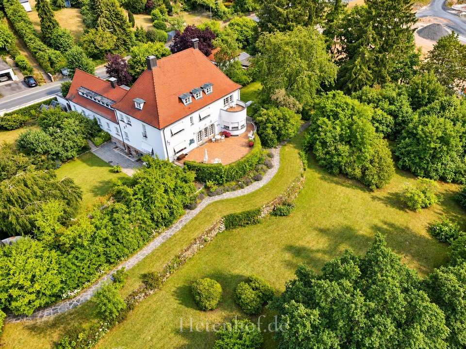 Luftaufnahme der Villa und Garten