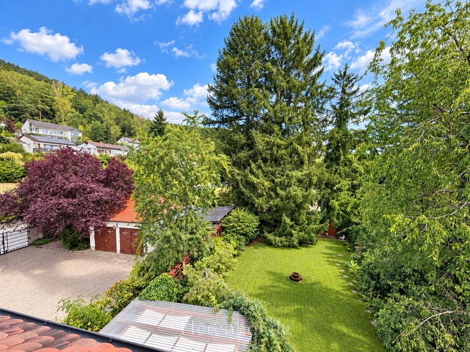 Blick auf den Rosengarten & Garagen