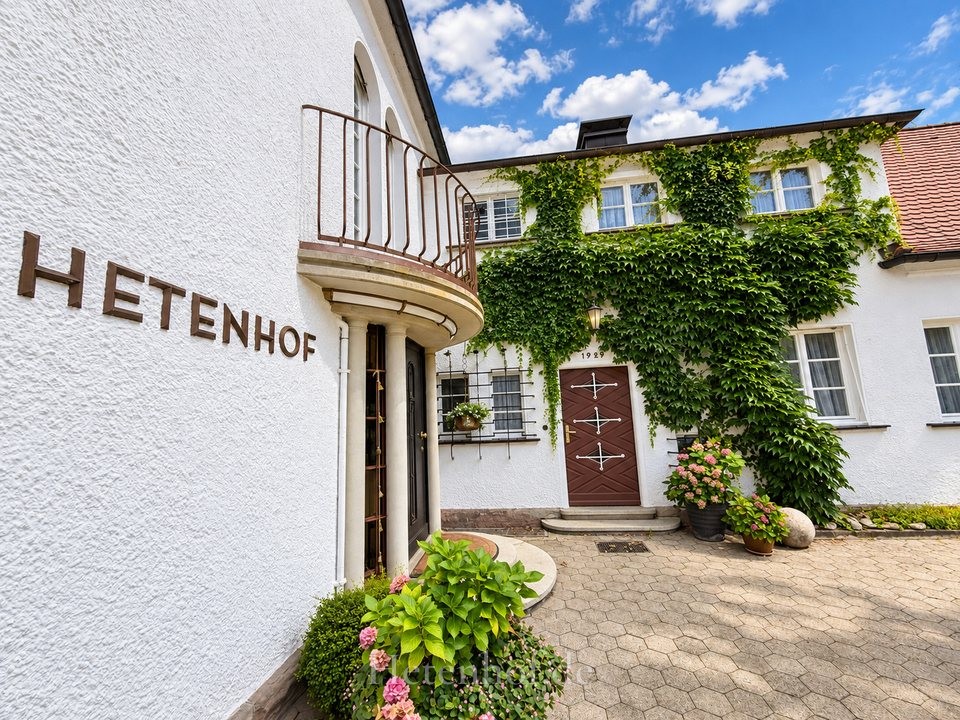 Historischer Eingangsbereich mit Efeufassade