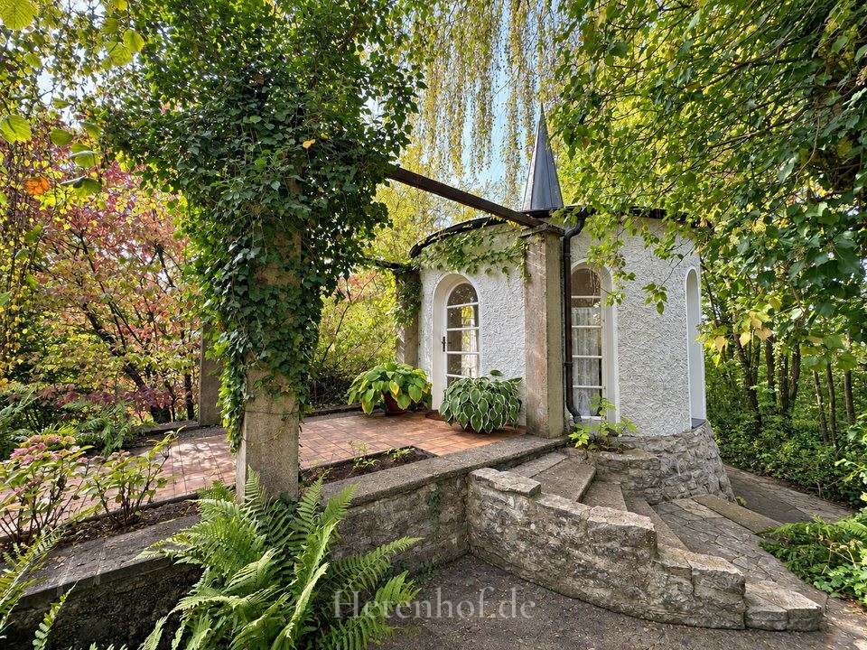 Pavillon mit Treppenanlage