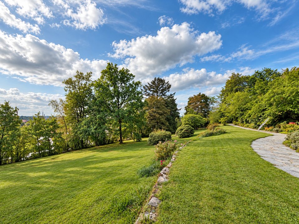 Weitläufiger Garten mit geschwungenem Steinweg